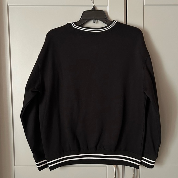 Disney Winnie The Pooh Women’s Med Sweater Black Embroidered Ringer Vacation - Picture 2 of 4